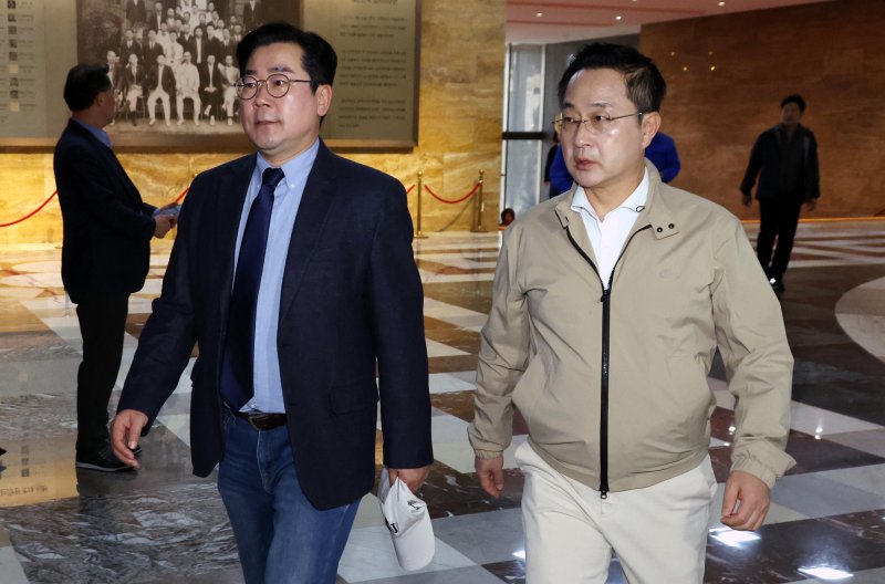 [서울=뉴시스] 조성봉 기자 = 박찬대 더불어민주당 원내대표와 박성준(오른쪽) 원내수석부대표가 14일 오후 서울 여의도 국회에서 열린 비상의원총회에 참석하고 있다. 2025.03.14. suncho21@newsis.com