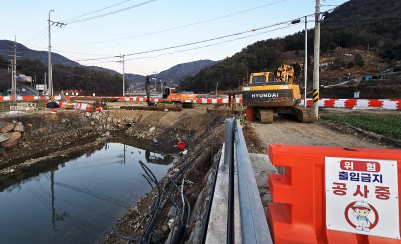 [남해=뉴시스] 차용현 기자 = 경남 남해군이 추진 중인 덕신소하천 정비공사 현장 모습. 2025.03.20. con@newsis.com