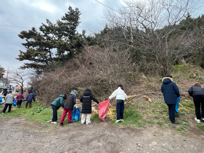 [제주=뉴시스] 제주도 상하수도본부는 하수처리시설 주변 환경정화를 하는 '청정 쓰담달리기(플로깅)' 캠페인을 위해 19일 제주하수처리장 일대에서 첫 행사를 했다. (사진=제주도 제공) 2025.03.20. photo@newsis.com *재판매 및 DB 금지