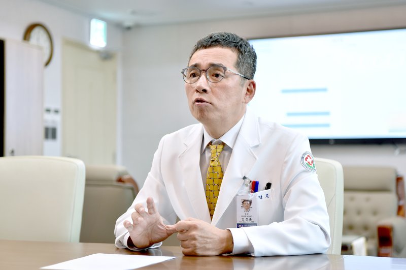 민정준 화순전남대학교병원장이 취임 1주년을 맞은 인터뷰에서 1년간의 소회를 말하고 있다.(화순전남대병원 제공. 재판매 및 DB 금지)