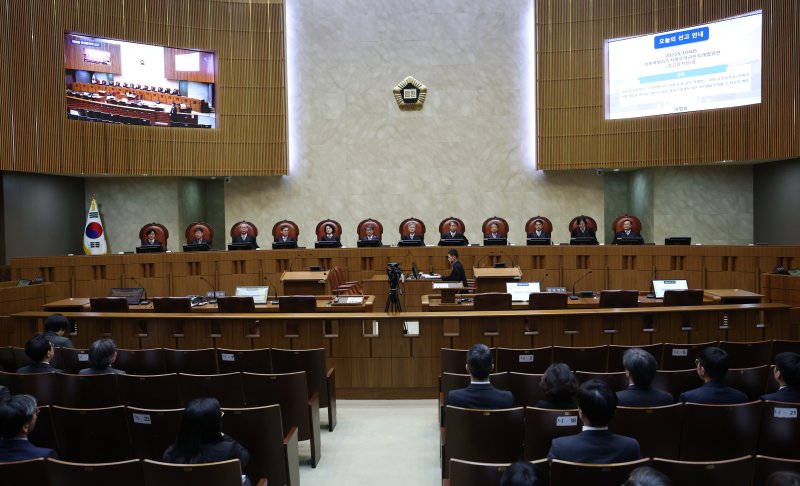 조희대 대법원장을 비롯한 대법관들이 20일 오후 서울 서초구 대법원 대법정에서 열린 강간치상 미수 논란 여부에 대한 전원합의체 선고를 위해 자리에 앉아있다. 대법원 전원합의체는 이날 결과적 가중범인 '성폭력범죄의 처벌 등에 관한 특례법' 위반(강간등치상) 죄에서 기본 범죄가 미수에 그쳤으나 중한 결과가 발생한 경우 미수범을 인정할 수 있는지의 여부를 판단하기 위한 공개 변론을 연다. 2025.3.20/뉴스1 ⓒ News1 권현진 기자