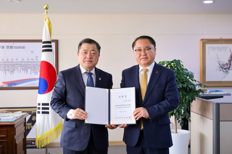 [창원=뉴시스]경상남도청소년지원재단 이사장인 박명균(왼쪽) 경남도 행정부지사가 지난 19일 오후 박춘덕 전 도의원에세 경상남도청소년지원재단 원장 임명장을 수여하고 있다.(사진=경남도 제공) 2025.03.20. photo@newsis.com