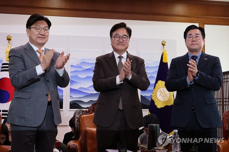 함께 박수치는 우원식 의장과 양당 원내대표 (출처=연합뉴스)