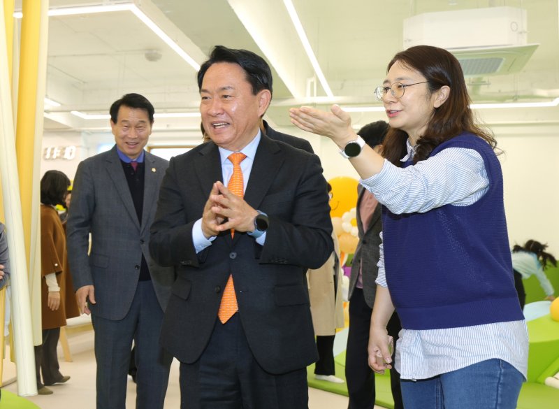 [서울=뉴시스] 이성헌 서대문구청장(가운데)이 서대문구립 서울형 키즈카페 ‘천연동점’을 둘러보고 있다. 2025.03.20. (사진=서대문구 제공) *재판매 및 DB 금지