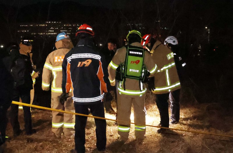 [과천=뉴시스] 전신 기자 = 윤석열 대통령에 대한 체포영장이 집행된 15일 오후 고위공직자범죄수사처(공수처)가 있는 경기 과천시 정부과천청사 부근에서 남성 1명이 분신을 시도해 경찰과 소방이 현장조사를 하고 있다. (공동취재) 2025.01.15. photo@newsis.com