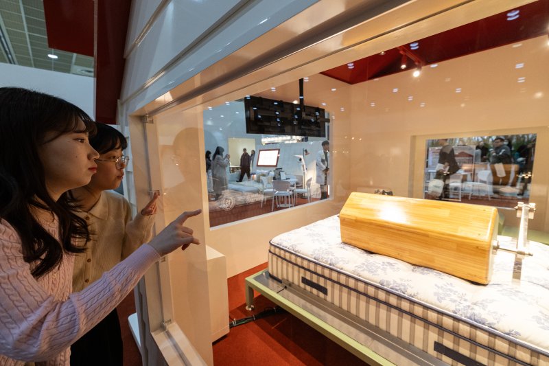 지난달 서울 강남구 코엑스에서 열린 '2025 서울리빙디자인페어' 시몬스 부스를 찾은 관람객들이 매트리스 테스트를 살펴보고 있다. 2025.2.26/뉴스1 ⓒ News1 이승배 기자