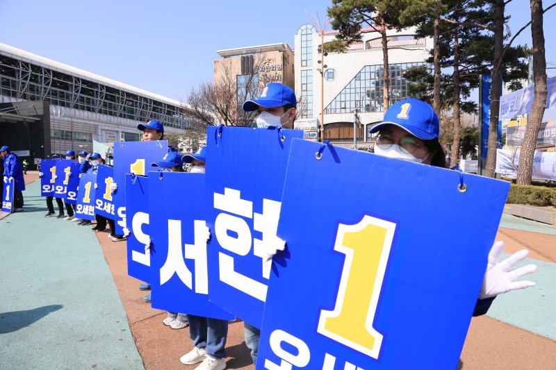 [아산=뉴시스] 박우경 기자=2025년 상반기 재보궐선거 공식 선거운동일인 20일 충남 아산시장 재선거에 출마한 야당 후보 캠프 관계자들이 온양온천역 광장 앞에서 유권자들의 지지를 호소하고 있다. 2025.3.20. spacedust1@newsis.com *재판매 및 DB 금지
