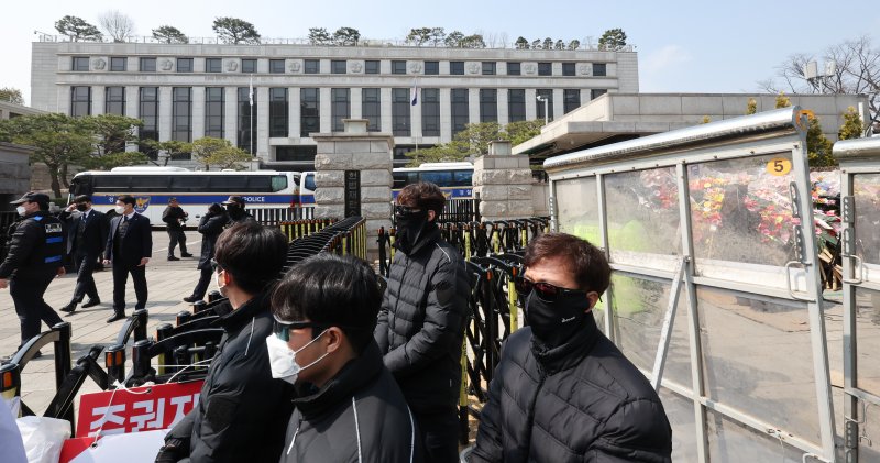 더불어민주당 백혜련 의원과 이건태 의원이 헌법재판소 앞에서 윤석열 대통령의 신속한 파면을 촉구하는 기자회견 중 날계란에 맞은 사건이 발생한 20일 서울 종로구 헌법재판소 앞 인도에 펜스가 설치되어 있다. 2025.3.20/뉴스1 ⓒ News1 허경 기자