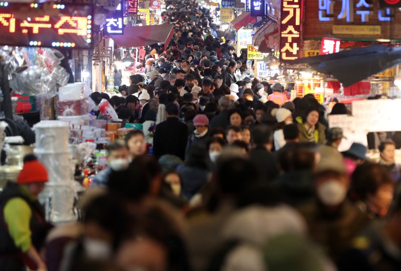 부산 부산진구 부전시장이 시민들로 북적이고 있다. 2024.2.6/뉴스1 ⓒ News1 윤일지 기자