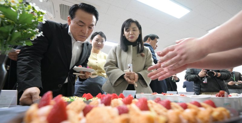[논산=뉴시스]백성현 논산시장이 19일 논산딸기 디저트 개발을 위한 품평회에서 업체가 만든 디저트를 살펴보고 있다. (사진=논산시 제공) 2025. 03. 20 photo@newsis.com *재판매 및 DB 금지