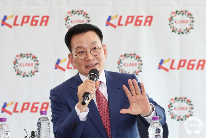 김상열 KLPGA 15대 회장이 20일 서울 송파구 올림픽파크텔에서 열린 취임 기자 간담회에서 발언하고 있다. (KLPGA 제공)