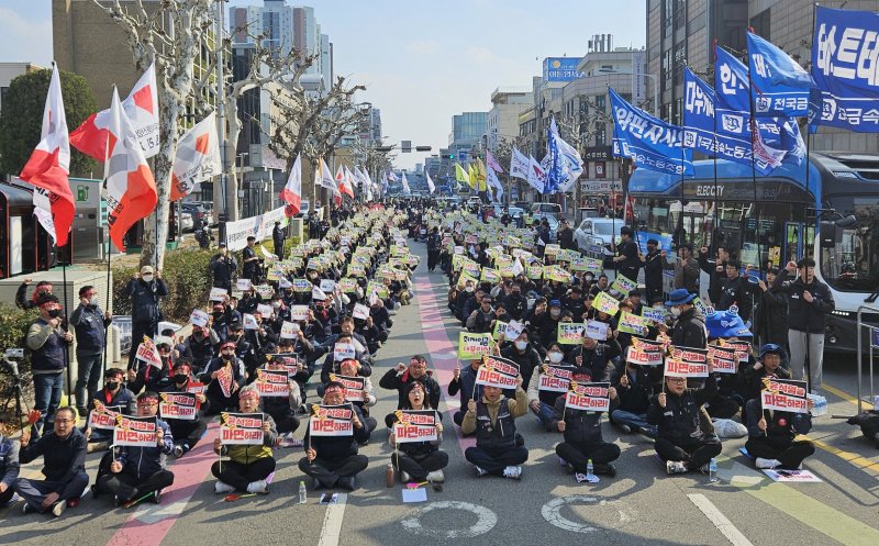 [청주=뉴시스] 서주영 기자 = 민주노총 충북본부는 20일 충북도청 앞 도로에서 '확대간부 파업대회'를 열고 헌법재판소의 윤석열 대통령 탄핵심판 선고를 촉구하고 있다. 2025.03.20. juyeong@newsis.com