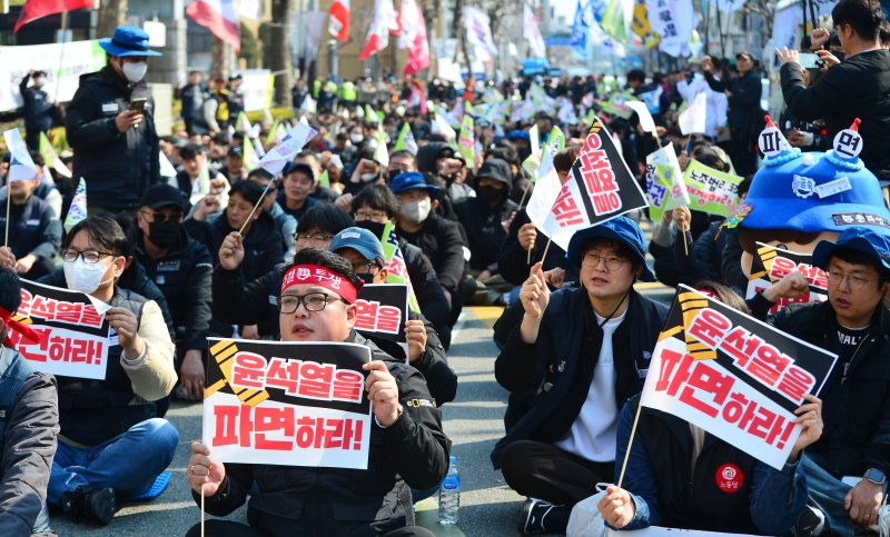 [청주=뉴시스] 서주영 기자 = 민주노총 충북본부는 20일 충북도청 앞 도로에서 '확대간부 파업대회'를 열고 헌법재판소의 윤석열 대통령 탄핵심판 선고를 촉구하고 있다. 2025.03.20. juyeong@newsis.com