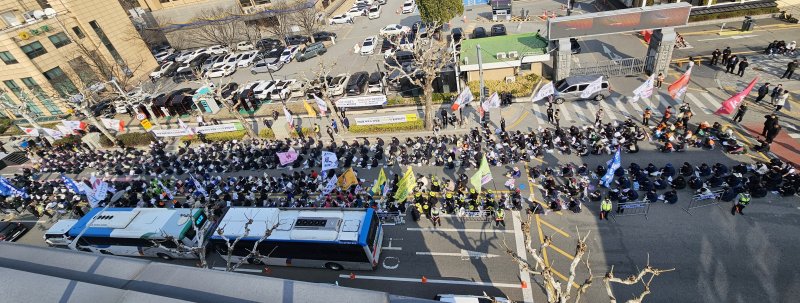 [청주=뉴시스] 서주영 기자 = 민주노총 충북본부는 20일 충북도청 앞 도로에서 '확대간부 파업대회'를 열고 헌법재판소의 윤석열 대통령 탄핵심판 선고를 촉구하고 있다. 2025.03.20. juyeong@newsis.com