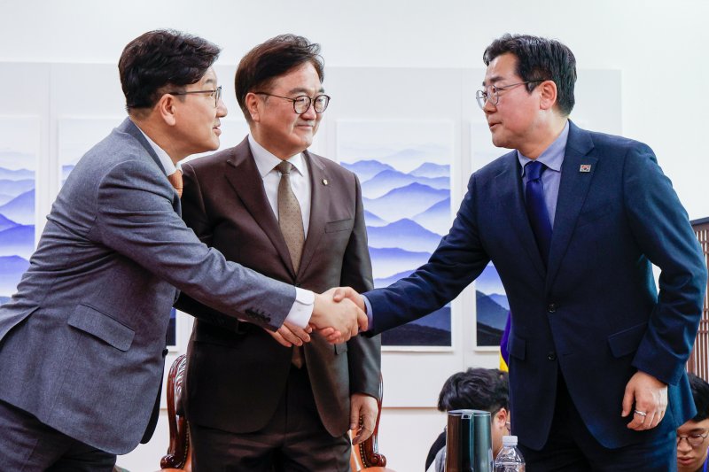 국민의힘 권성동(왼쪽), 더불어민주당 박찬대 원내대표가 20일 서울 여의도 국회에서 연금개혁 관련 여야 합의문을 발표한 뒤 악수하고 있다. 가운데는 우원식 국회의장. 2025.3.20/뉴스1 ⓒ News1 안은나 기자