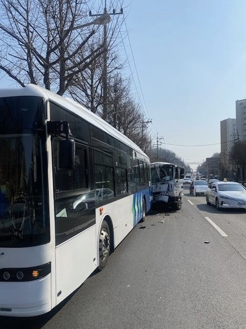 [부천=뉴시스] 정일형 기자 = 시내버스에 화물차 추돌. (사진은 부천소방서 제공)