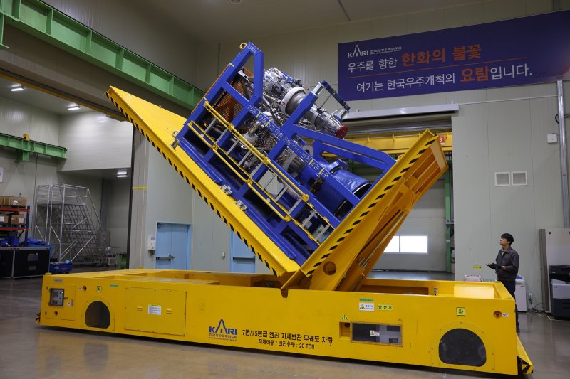 한화에어로스페이스가 창원1사업장에서 올 하반기에 발사되는 누리호 4호기의 첫번째 75톤급 엔진을 출하하고 있다.(한화에어로스페이스 제공) /뉴스1