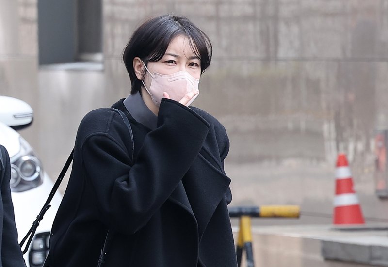 음주운전 및 불법 숙박업 운영 혐의를 받는 문재인 전 대통령 딸 문다혜 씨가 20일 서울 마포구 서울서부지방법원에서 열린 도로교통법 위반(음주 운전)·공중위생관리법 위반 혐의 첫 공판기일에서 징역 1년을 구형받은 후 법정을 나서고 있다. 2025.3.20/뉴스1 ⓒ News1 김성진 기자