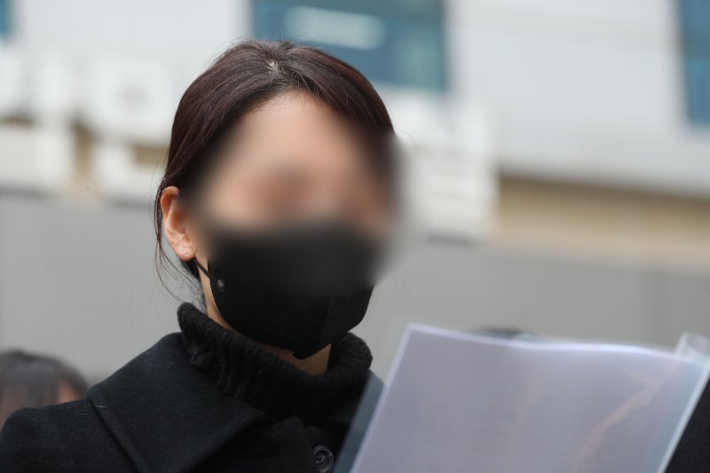 웹툰 작가 주호민씨 아들(10)을 학대한 혐의로 1심에서 벌금 200만원 선고유예를 받은 특수교사 A씨가 6일 오전 경기 수원시 영통구 수원지방법원에서 항소장을 제출하기 전 기자회견을 하고 있다. 2024.2.6/뉴스1 ⓒ News1 김영운 기자