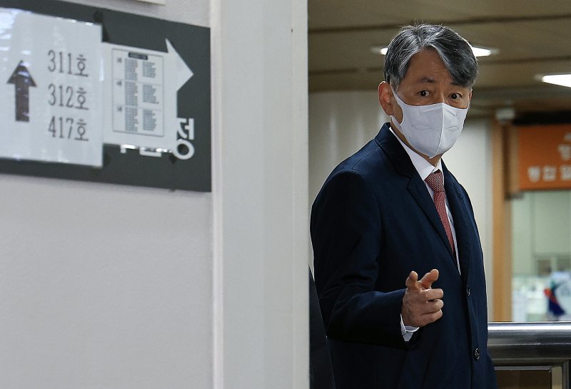 12·3 비상계엄 사태와 관련해 내란 임무종사 혐의로 재판에 넘겨진 조지호 경찰청장이 20일 서울 서초구 서울중앙지방법원에서 열린 1심 첫 공판에 출석하고 있다. 뉴스1