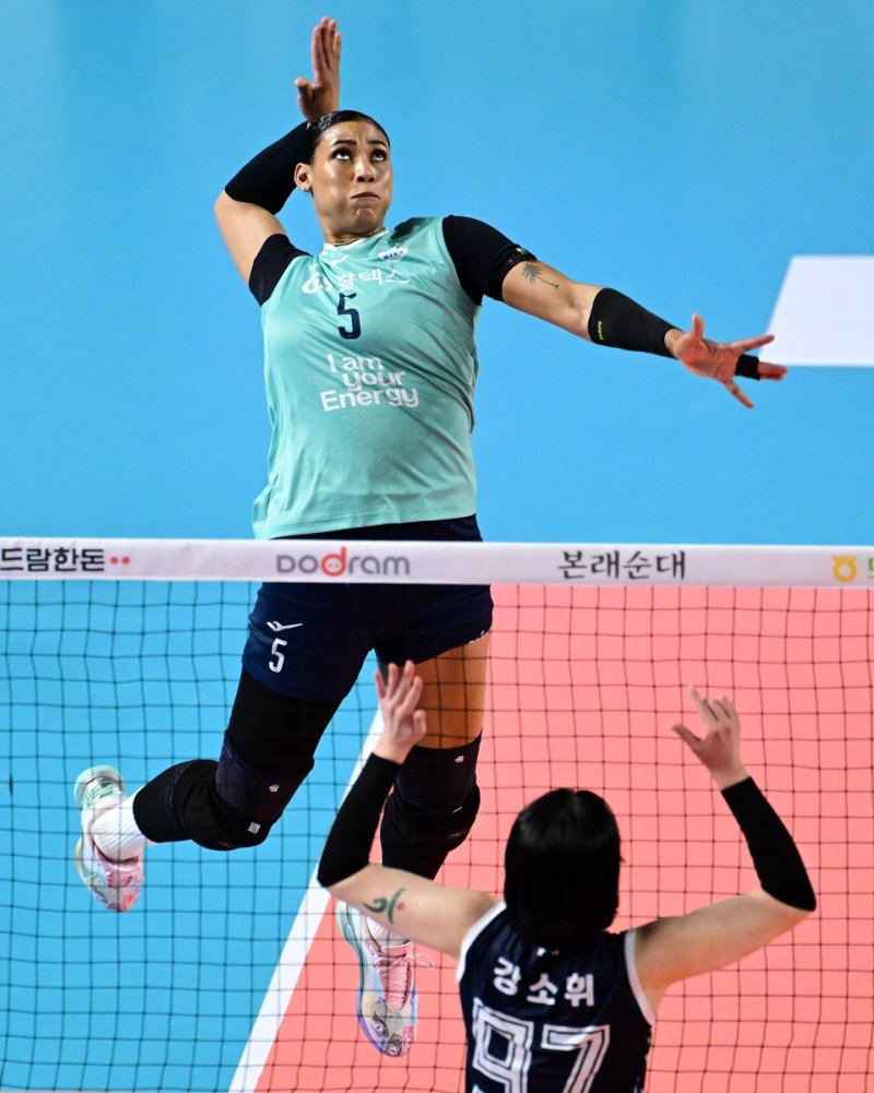 스파이크하는 GS칼텍스의 실바(위쪽) (출처=연합뉴스)