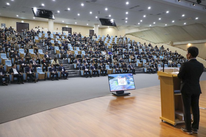 부산파이낸셜뉴스가 강서구와 함께 지난 19일 오후 부산 강서구 명지동 프레스티지바이오파마IDC 컨벤션홀(ROA홀)에서 개최한 '2025 기업하기 좋은 부산 강서 컨퍼런스'에서 김형찬 강서구청장이 기조연설을 하고 있다. 강서구 제공