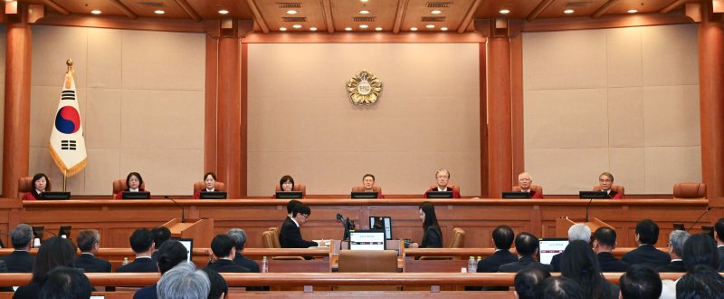 문형배 헌법재판소장 직무대행을 비롯한 헌법재판관들이 지난 2월25일 서울 종로구 헌법재판소 대심판정에서 열린 윤석열 대통령 탄핵심판 최종 변론에 입장해 재판을 기다리고 있는 모습. 2025.2.25/뉴스1 ⓒ News1 사진공동취재단