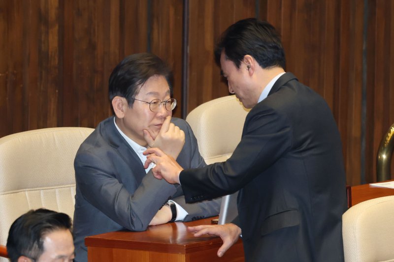 이재명 더불어민주당 대표와 안규백 의원이 20일 오후 서울 여의도 국회에서 열린 본회의에서 대화하고 있다. 2025.3.20/뉴스1 ⓒ News1 이광호 기자