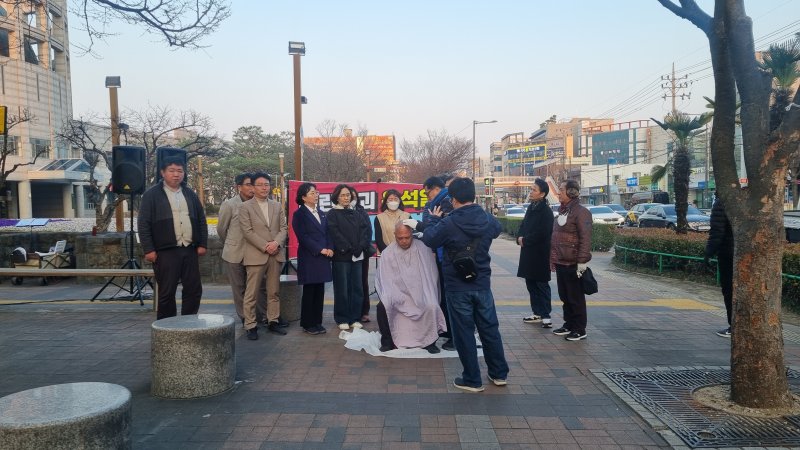 [진주=뉴시스]더불어민주당 진주갑 이규섭 시의원 삭발.(사진=민주당 진주갑지역구 제공).2025.03.20.photo@newsis.com *재판매 및 DB 금지