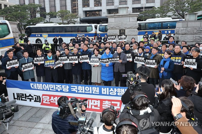 민주당, 윤석열 대통령 신속파면 촉구 기자회견 (출처=연합뉴스)