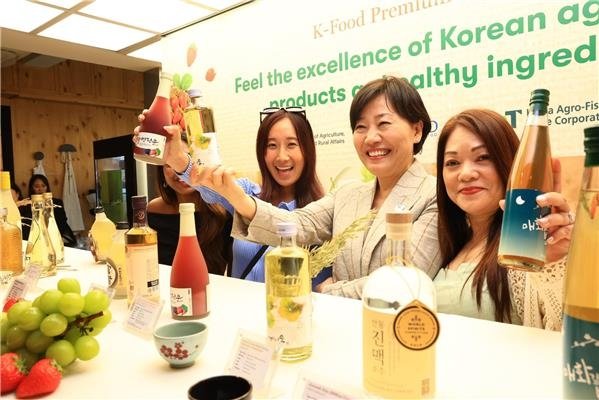 전통주 소개하는 송미령 농림축산식품부 장관 (출처=연합뉴스)