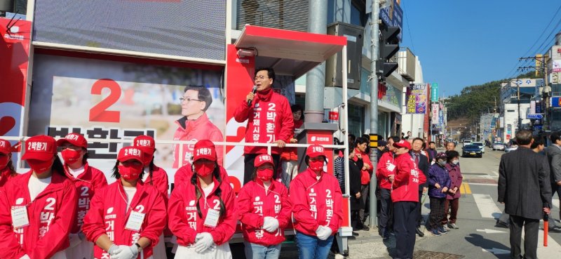 [거제=뉴시스] 신정철 기자= 국민의힘 박환기 거제시장 후보가 유세 첫날인 20일 오전, 거제의 중심산업이자 한국 조선의 심장인 조선 노동자들의 출근길 인사를 시작으로 본격적인 거리 유세에 돌입했다.사진은 이날 오후 고현사거리에서 개최된 출정식 모습.2025.03.20. sin@newsis.com