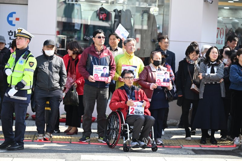 [거제=뉴시스] 신정철 기자= 국민의힘 박환기 거제시장 후보가 20일 오후 2시, 꽃샘추위에도 시민과 지지자 등 1500명이 모인 가운데 고현시장 사거리에서 출정식을 갖고 ”거제시장 누구에게 맡기시겠느냐“고 말했다..사진은 출정식에서 박 후보의 연설을 경청하는 시민, 지지자들 모습.2025.03.20. sin@newsis.com