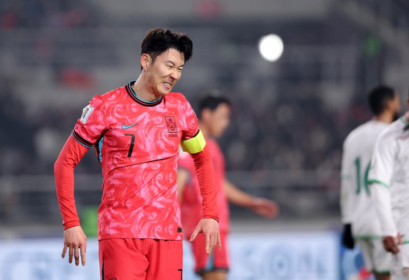20일 오후 경기 고양시 고양종합운동장에서 열린 2026 국제축구연맹(FIFA) 북중미 월드컵 아시아 3차 예선 B조 7차전 대한민국과 오만의 경기에서 대한민국 손흥민이 찬스를 놓치고 아쉬워하고 있다. 2025.3.20/뉴스1 ⓒ News1 이승배 기자