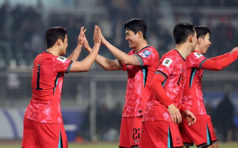 20일 오후 경기 고양시 고양종합운동장에서 열린 2026 국제축구연맹(FIFA) 북중미 월드컵 아시아 3차 예선 B조 7차전 대한민국과 오만의 경기에서 대한민국 황희찬이 골을 넣고 기뻐하고 있다. 2025.3.20/뉴스1 ⓒ News1 이승배 기자
