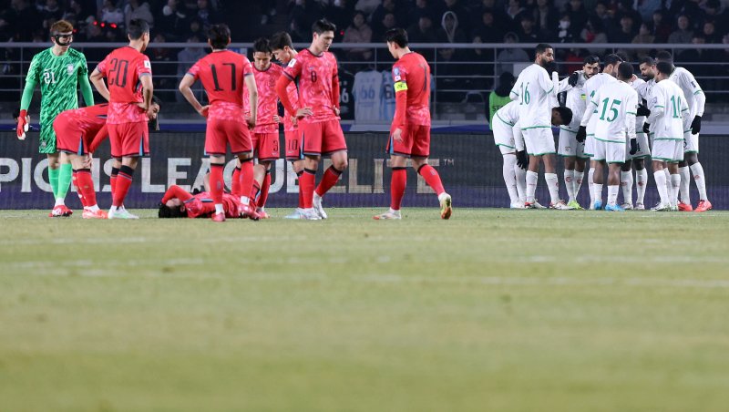 20일 오후 경기 고양시 고양종합운동장에서 열린 2026 국제축구연맹(FIFA) 북중미 월드컵 아시아 3차 예선 B조 7차전 대한민국과 오만의 경기 후반전에서 오만 알리 알 부사이디가 동점골을 넣은 뒤 동료들과 기쁨을 나누고 있다. 그 왼편으로 넘어져 고통 호소하는 이강인. 2025.3.20/뉴스1 ⓒ News1 이동해 기자