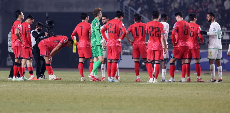 20일 오후 경기 고양시 고양종합운동장에서 열린 2026 국제축구연맹(FIFA) 북중미 월드컵 아시아 3차 예선 B조 7차전 대한민국과 오만의 경기에서 1대1로 무승부를 거둔 대한민국 선수들이 오만 선수들과 인사를 나누고 있다. 2025.3.20/뉴스1 ⓒ News1 이동해 기자