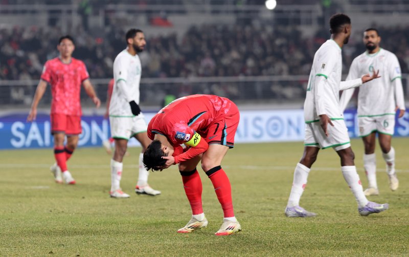 20일 오후 경기 고양시 고양종합운동장에서 열린 2026 국제축구연맹(FIFA) 북중미 월드컵 아시아 3차 예선 B조 7차전 대한민국과 오만의 경기에서 대한민국 손흥민이 찬스를 놓치고 아쉬워하고 있다. 2025.3.20/뉴스1 ⓒ News1 이승배 기자