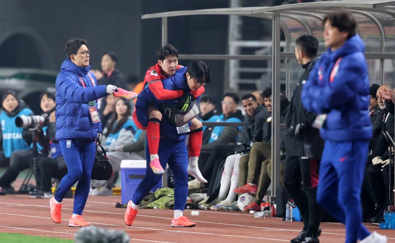 20일 오후 경기 고양시 고양종합운동장에서 열린 2026 국제축구연맹(FIFA) 북중미 월드컵 아시아 3차 예선 B조 7차전 대한민국과 오만의 경기에서 대한민국 이강인이 부상으로 코치진에게 업힌채로 경기장을 나서고 있다. 2025.3.20/뉴스1 ⓒ News1 이승배 기자