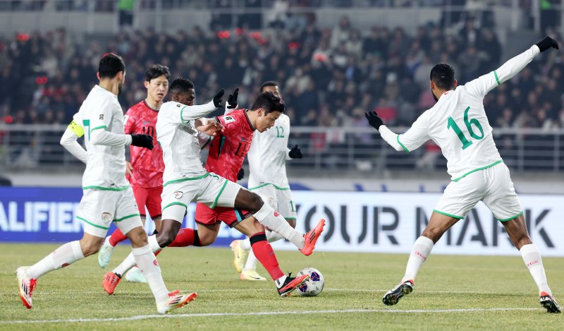 20일 오후 경기 고양시 고양종합운동장에서 열린 2026 국제축구연맹(FIFA) 북중미 월드컵 아시아 3차 예선 B조 7차전 대한민국과 오만의 경기 전반전에서 대한민국 황희찬이 돌파를 하고 있다. 2025.3.20/뉴스1 ⓒ News1 이동해 기자