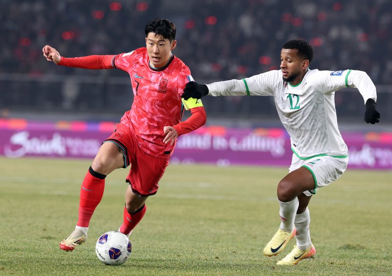 20일 오후 경기 고양시 고양종합운동장에서 열린 2026 국제축구연맹(FIFA) 북중미 월드컵 아시아 3차 예선 B조 7차전 대한민국과 오만의 경기 전반전에서 대한민국 손흥민이 돌파하고 있다. 2025.3.20/뉴스1 ⓒ News1 이동해 기자