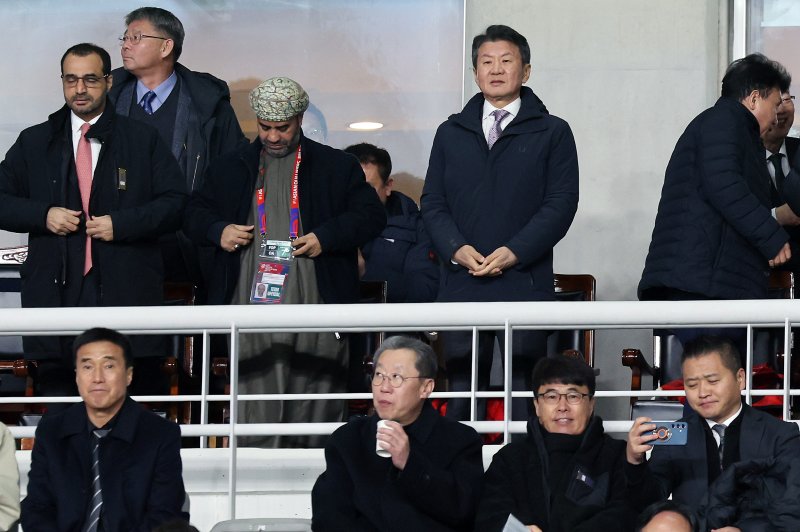 정몽규 대한축구협회장이 20일 오후 경기 고양시 고양종합운동장에서 열린 2026 국제축구연맹(FIFA) 북중미 월드컵 아시아 3차 예선 B조 7차전 대한민국과 오만의 경기에 앞서 선수들을 지켜보고 있다. 2025.3.20/뉴스1 ⓒ News1 이동해 기자
