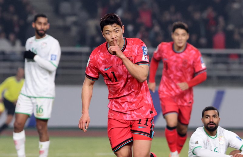 20일 오후 경기 고양시 고양종합운동장에서 열린 2026 국제축구연맹(FIFA) 북중미 월드컵 아시아 3차 예선 B조 7차전 대한민국과 오만의 경기에서 대한민국 황희찬이 전반 40분 첫 골을 성공시킨 뒤 세리머니하고 있다. 2025.3.20/뉴스1 ⓒ News1 이승배 기자