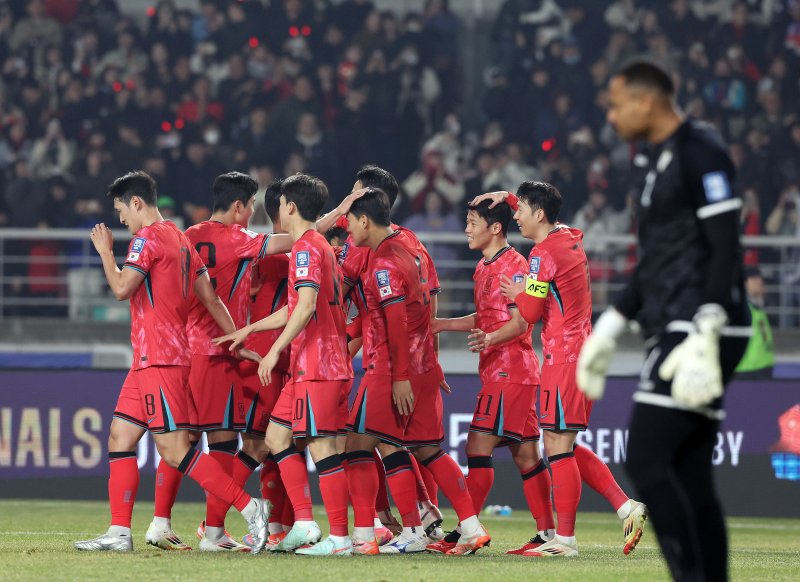 20일 오후 경기 고양시 고양종합운동장에서 열린 2026 국제축구연맹(FIFA) 북중미 월드컵 아시아 3차 예선 B조 7차전 대한민국과 오만의 경기 전반전에서 선제골을 넣은 대한민국 황희찬과 어이스트를 기록한 이강인이 동료들과 기쁨을 나누고 있다. 2025.3.20/뉴스1 ⓒ News1 이동해 기자
