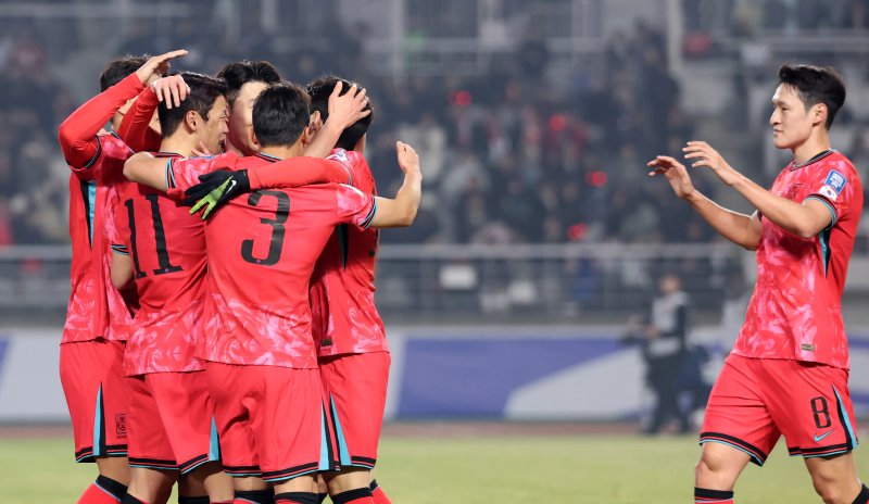 20일 오후 경기 고양시 고양종합운동장에서 열린 2026 국제축구연맹(FIFA) 북중미 월드컵 아시아 3차 예선 B조 7차전 대한민국과 오만의 경기에서 대한민국 황희찬이 첫 골을 성공시킨 뒤 동료들과 기뻐하고 있다. 2025.3.20/뉴스1 ⓒ News1 이승배 기자