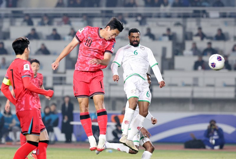 20일 오후 경기 고양시 고양종합운동장에서 열린 2026 국제축구연맹(FIFA) 북중미 월드컵 아시아 3차 예선 B조 7차전 대한민국과 오만의 경기 후반전에서 대한민국 오세훈이 헤더슛을 시도하고 있다. 2025.3.20/뉴스1 ⓒ News1 이동해 기자
