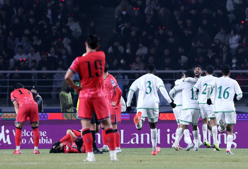 20일 오후 경기 고양시 고양종합운동장에서 열린 2026 국제축구연맹(FIFA) 북중미 월드컵 아시아 3차 예선 B조 7차전 대한민국과 오만의 경기 후반전에서 오만 알리 알 부사이디가 동점골을 넣은 뒤 동료들과 기쁨을 나누고 있다. 그 왼편으로 넘어져 고통 호소하는 이강인. 2025.3.20/뉴스1 ⓒ News1 이동해 기자