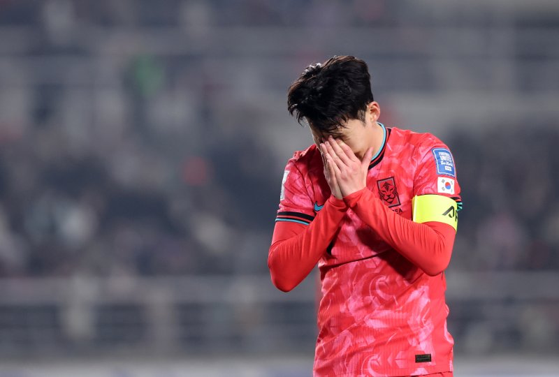 20일 오후 경기 고양시 고양종합운동장에서 열린 2026 국제축구연맹(FIFA) 북중미 월드컵 아시아 3차 예선 B조 7차전 대한민국과 오만의 경기에서 대한민국 손흥민이 찬스를 놓치고 아쉬워하고 있다. 2025.3.20/뉴스1 ⓒ News1 이승배 기자