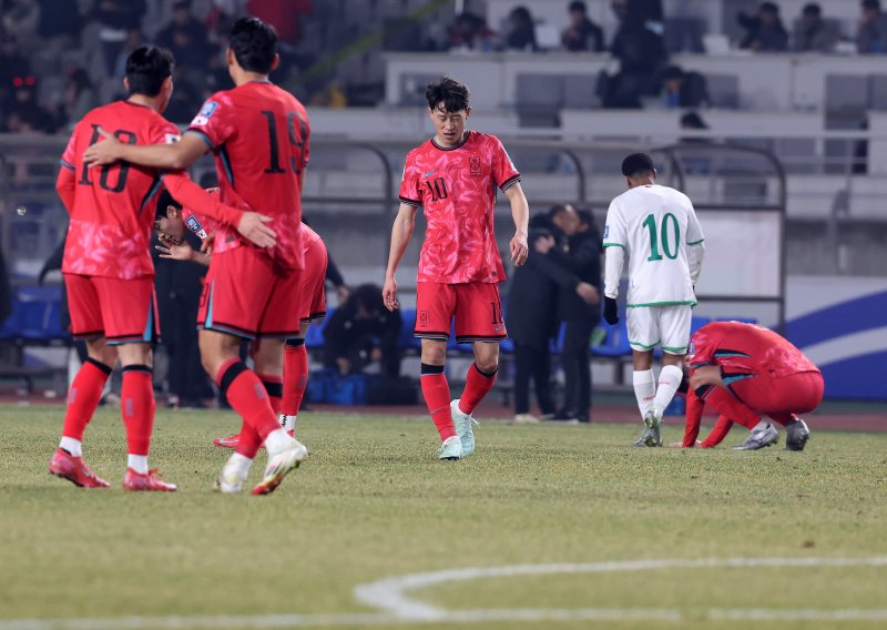 20일 오후 경기 고양시 고양종합운동장에서 열린 2026 국제축구연맹(FIFA) 북중미 월드컵 아시아 3차 예선 B조 7차전 대한민국과 오만의 경기에서 1대1로 무승부를 거둔 대한민국 선수들이 아쉬움을 삼키고 있다. 2025.3.20/뉴스1 ⓒ News1 이동해 기자