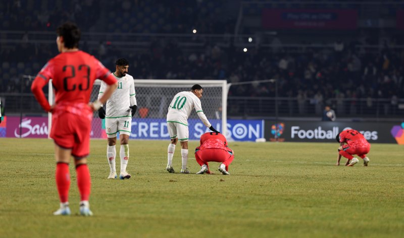 20일 오후 경기 고양시 고양종합운동장에서 열린 2026 국제축구연맹(FIFA) 북중미 월드컵 아시아 3차 예선 B조 7차전 대한민국과 오만의 경기에서 후반전 동점골을 허용하며 1대1로 경기를 마친 대한민국 선수들이 아쉬워하고 있다. 2025.3.20/뉴스1 ⓒ News1 이승배 기자